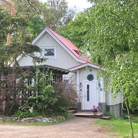 Naantalissa Idyllinen Merenrantatalo, Onnenpoukama 別荘 *