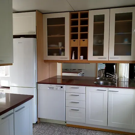 Naantalissa Idyllinen Merenrantatalo, Onnenpoukama *