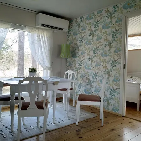Naantalissa Idyllinen Merenrantatalo, Onnenpoukama *