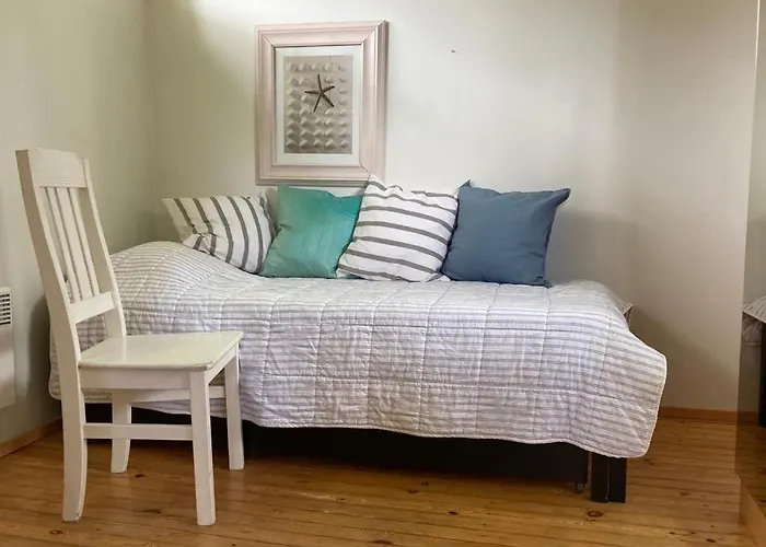 Naantalissa Idyllinen Merenrantatalo, Onnenpoukama *