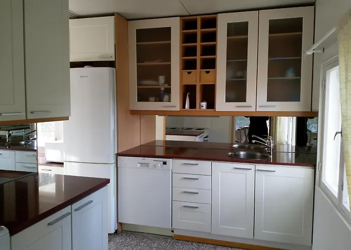 Naantalissa Idyllinen Merenrantatalo, Onnenpoukama *