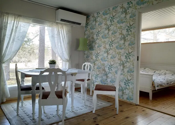 Naantalissa Idyllinen Merenrantatalo, Onnenpoukama *