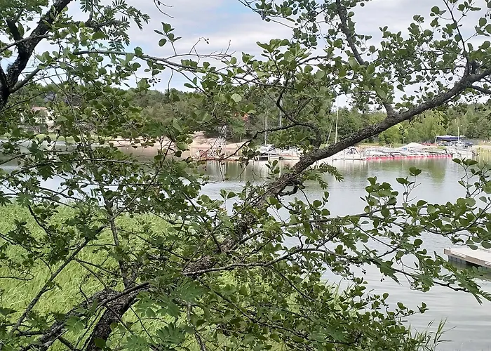 Naantalissa Idyllinen Merenrantatalo, Onnenpoukama Nyaraló